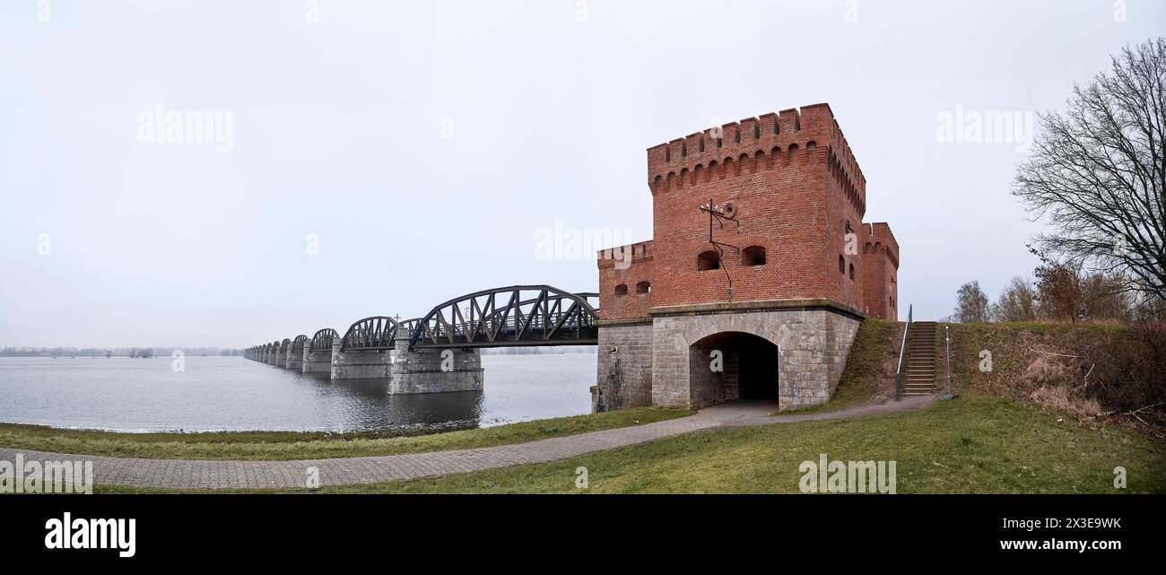 Industriekultur, Baudenkmal, ehemalige innerdeutsche Grenze, alte Eisenbahnbrücke Dömitz an der Elbe, Brückenkopf bei Hochwasser historische Infrastruktur *** Industriekultur, Baudenkmal, ehemalige innerdeutsche Grenze, alte Dömitz-Eisenbahnbrücke an der Elbe, Brückenkopf bei Hochwasser historische Infrastruktur Stockfoto