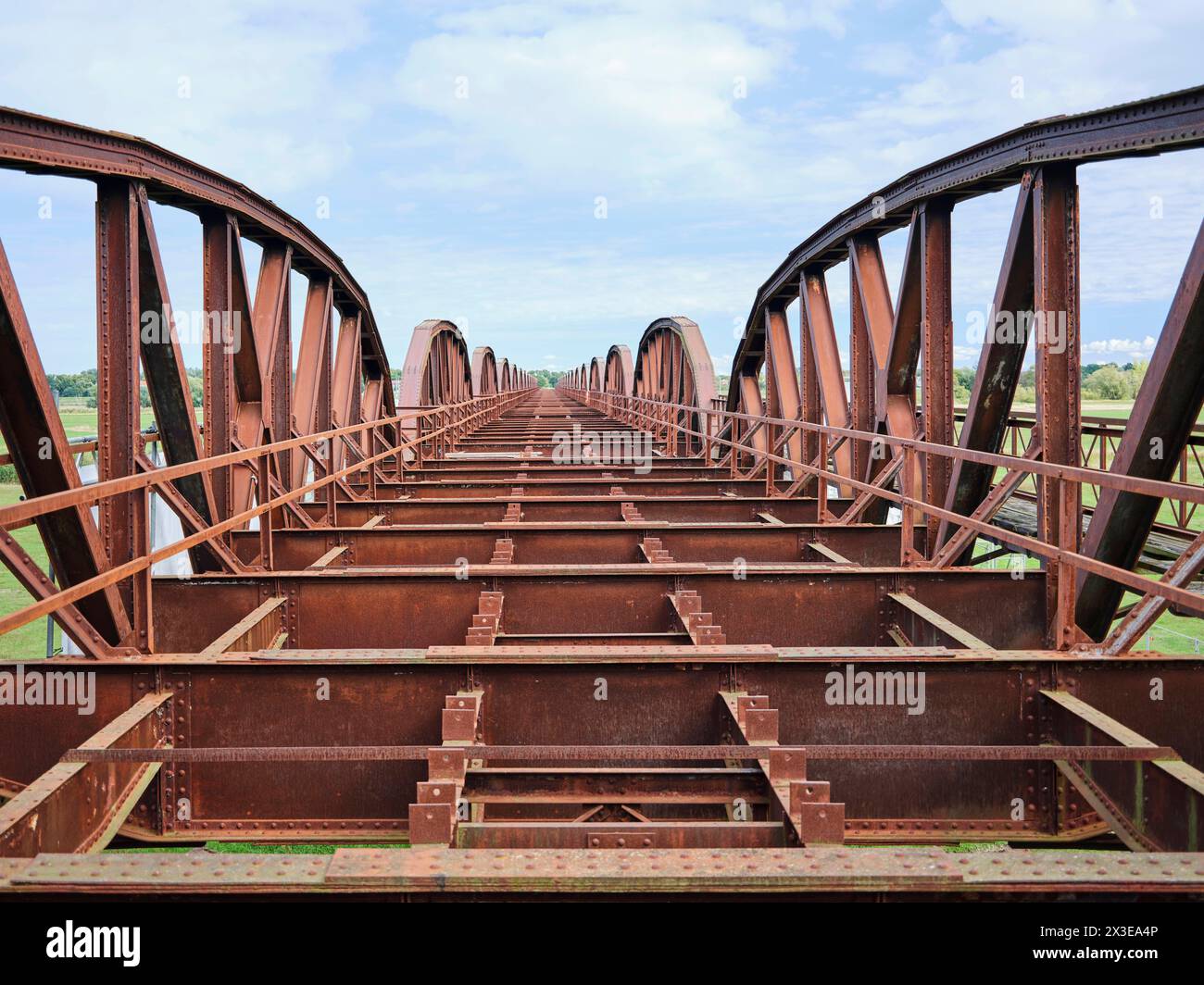 Industriekultur, Baudenkmal, ehemalige innerdeutsche Grenze, alte Eisenbahnbrücke Dömitz an der Elbe, Metallgerippe der Brückenkonstruktion historische Infrastruktur *** Industriekultur, Baudenkmal, ehemalige innerdeutsche Grenze, alte Dömitz Eisenbahnbrücke an der Elbe, Metallskelett der Brückenkonstruktion historische Infrastruktur Stockfoto