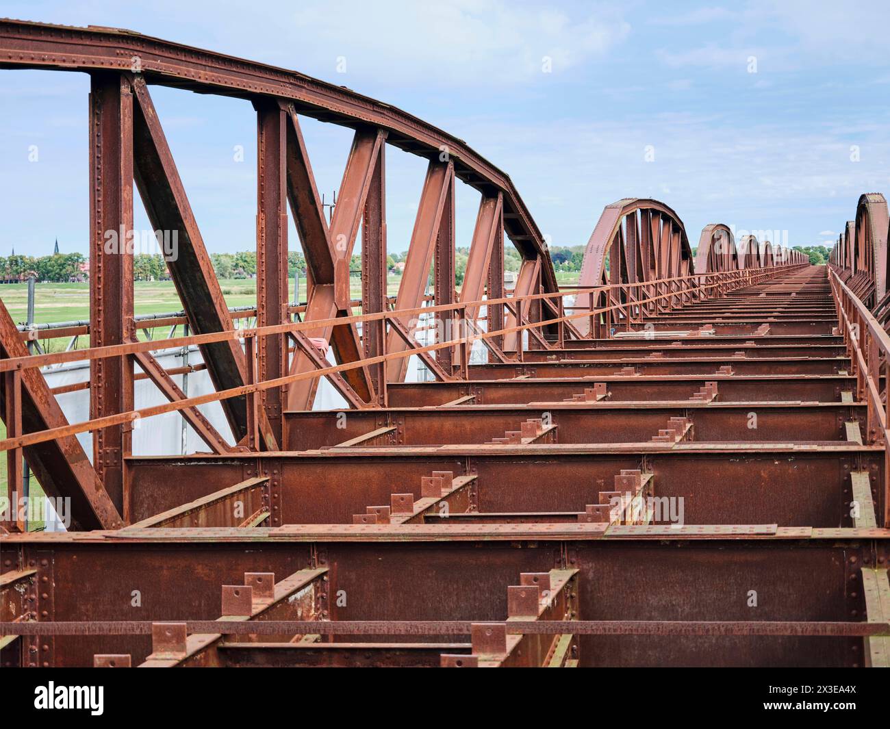 Industriekultur, Baudenkmal, ehemalige innerdeutsche Grenze, alte Eisenbahnbrücke Dömitz an der Elbe, Metallgerippe der Brückenkonstruktion historische Infrastruktur *** Industriekultur, Baudenkmal, ehemalige innerdeutsche Grenze, alte Dömitz Eisenbahnbrücke an der Elbe, Metallskelett der Brückenkonstruktion historische Infrastruktur Stockfoto