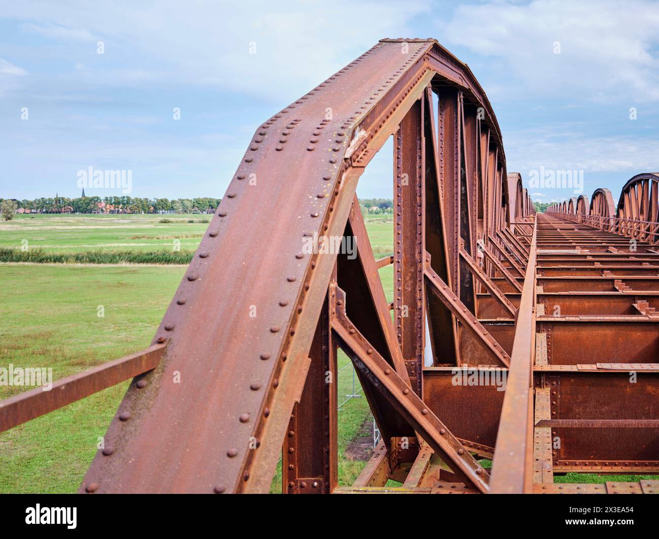 Industriekultur, Baudenkmal, ehemalige innerdeutsche Grenze, alte Eisenbahnbrücke Dömitz an der Elbe, Brückenbogen und Blick Richtung Dömitz historische Infrastruktur *** Industriekultur, Baudenkmal, ehemalige innerdeutsche Grenze, alte Dömitz-Eisenbahnbrücke an der Elbe, Brückenbogen und Blick Richtung Dömitz historische Infrastruktur Stockfoto