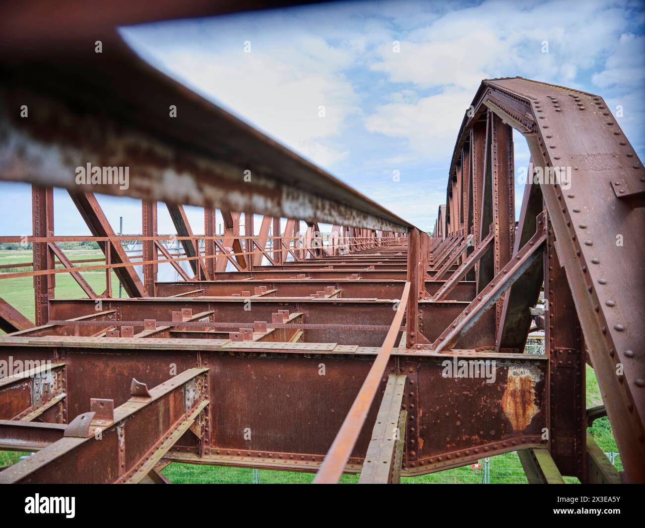 Industriekultur, Baudenkmal, ehemalige innerdeutsche Grenze, alte Eisenbahnbrücke Dömitz an der Elbe, Metallgerippe der Brückenkonstruktion historische Infrastruktur *** Industriekultur, Baudenkmal, ehemalige innerdeutsche Grenze, alte Dömitz Eisenbahnbrücke an der Elbe, Metallskelett der Brückenkonstruktion historische Infrastruktur Stockfoto