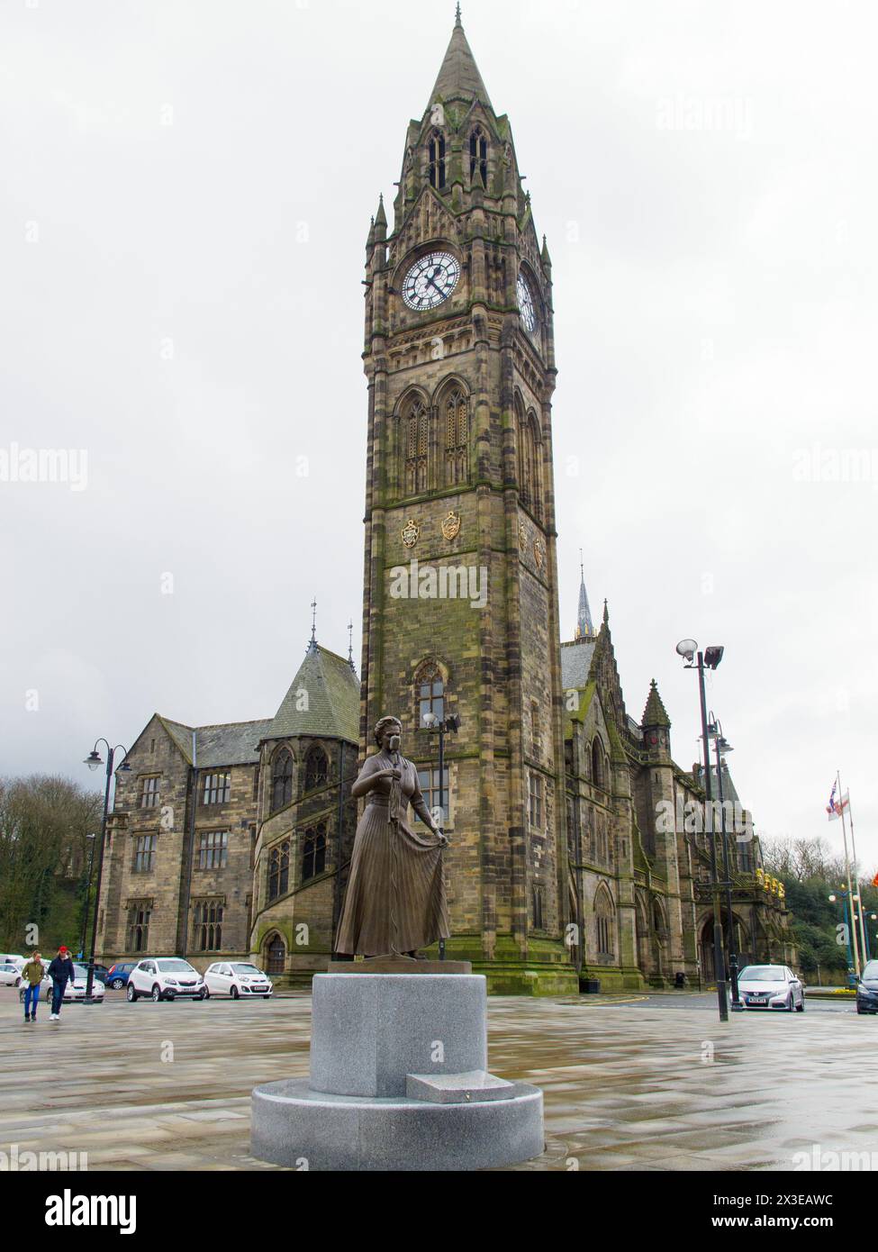 Das Rathaus von Rochdale und die Statue der Gracie Fields an einem regnerischen Tag Stockfoto Das Rathaus von Rochdale und die Statue der Gracie Fields an einem regnerischen Tag Stockfoto