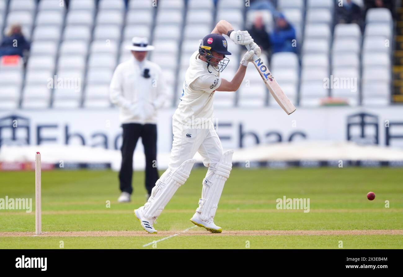 Durham's Colin Ackermann schlug während des ersten Tages des Vitality County Championship Matches im Seat Unique Riverside, Chester-le-Street. Bilddatum: Freitag, 26. April 2024. Stockfoto