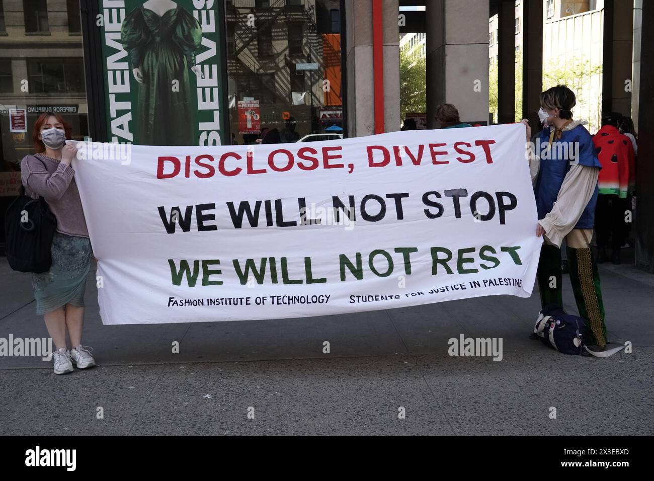 Studenten mit Banner protestieren gegen den israelischen Krieg gegen Gaza und das palesitinische Volk vor dem Fashion Institute of Technology. (Foto: Catherine Nance / SOPA Images/SIPA USA) Stockfoto