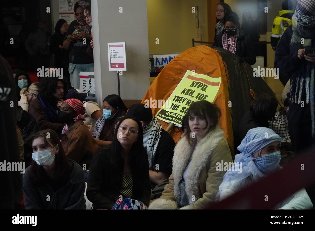 New York, Usa. April 2024. Studenten lagerten in der Fashion Instute of Technology, um gegen den israelischen Krieg gegen Gaza und das palesitinische Volk zu protestieren. Quelle: SOPA Images Limited/Alamy Live News Stockfoto