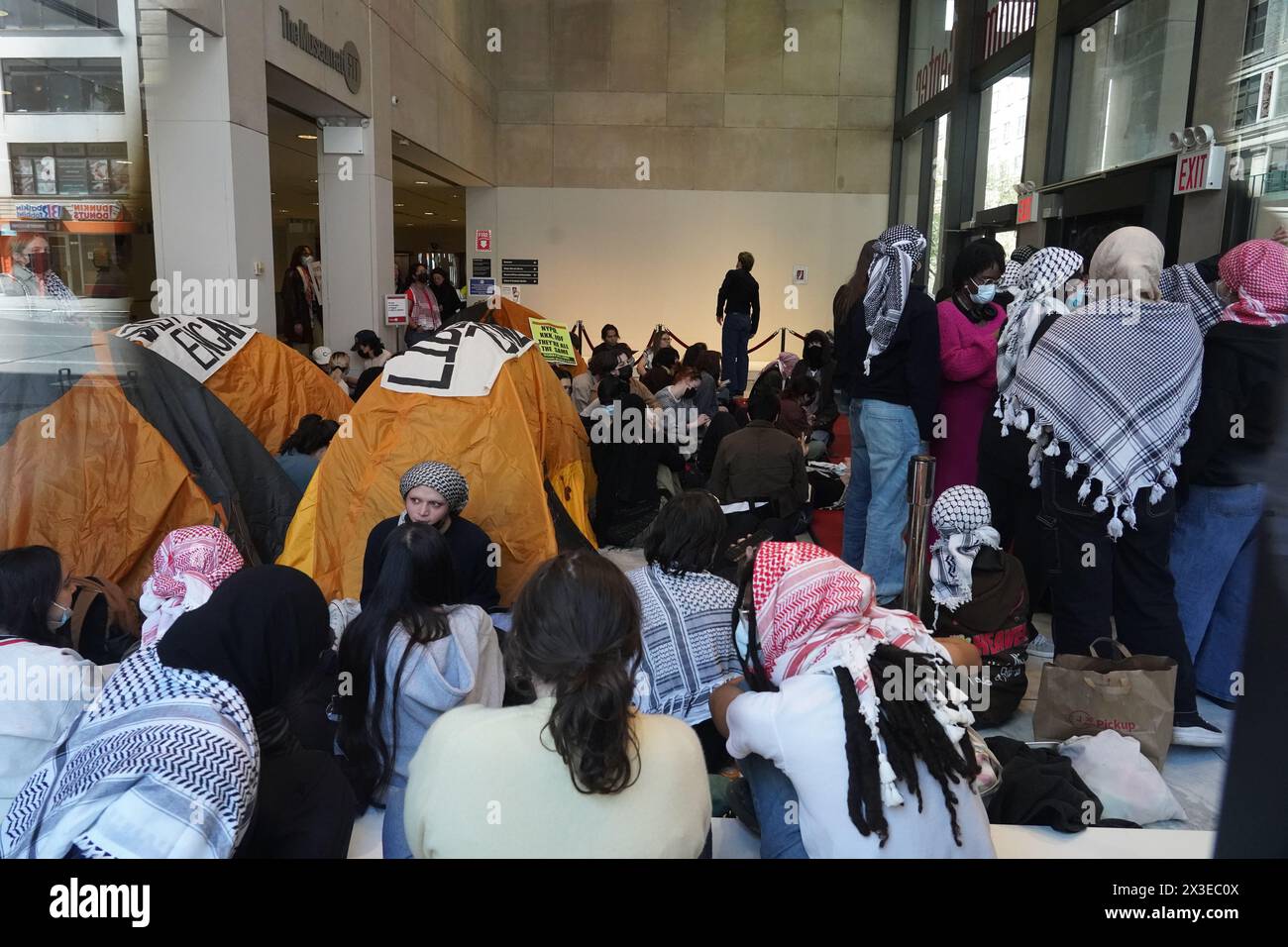 New York, Usa. April 2024. Studenten lagerten in Zelten innerhalb des Modeinstituts für Technologie, um gegen den israelischen Krieg gegen Gaza und das palesitinische Volk zu protestieren. Quelle: SOPA Images Limited/Alamy Live News Stockfoto