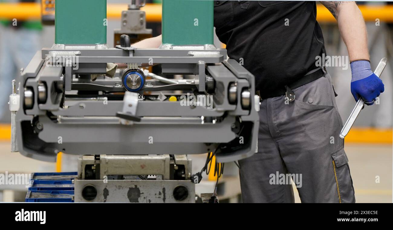 Norderstedt, Deutschland. April 2024. Ein Mitarbeiter arbeitet bei der Jungheinrich AG in der Vormontage von Hubgerüsten für Flurförderzeuge. Die Bundesagentur für Arbeit gibt im April die Statistik für den deutschen Arbeitsmarkt bekannt. Quelle: Marcus Brandt/dpa/Alamy Live News Stockfoto