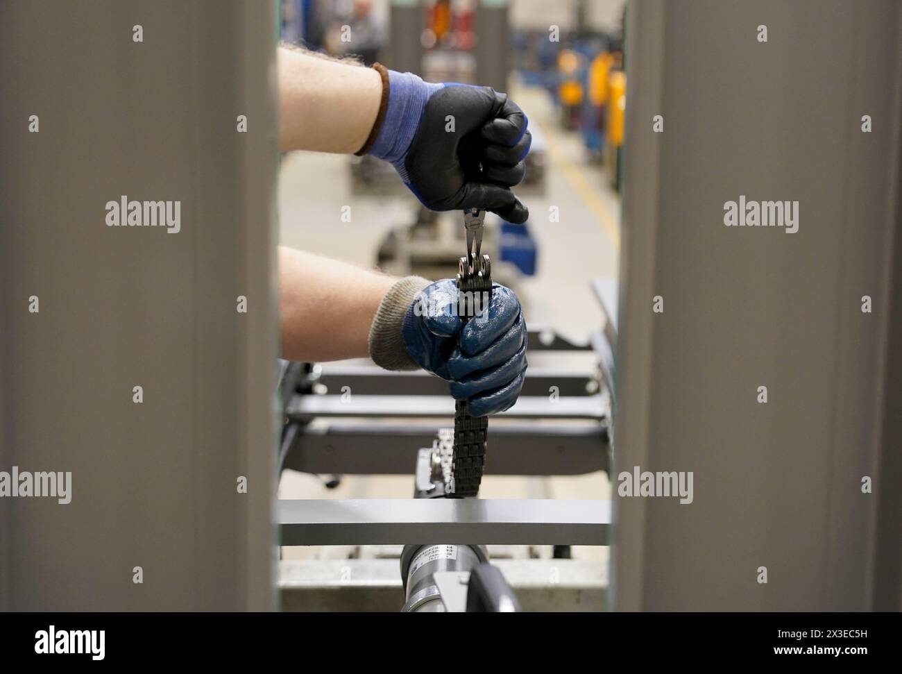 Norderstedt, Deutschland. April 2024. Ein Mitarbeiter arbeitet bei der Jungheinrich AG in der Vormontage von Hubgerüsten für Flurförderzeuge. Die Bundesagentur für Arbeit gibt im April die Statistik für den deutschen Arbeitsmarkt bekannt. Quelle: Marcus Brandt/dpa/Alamy Live News Stockfoto