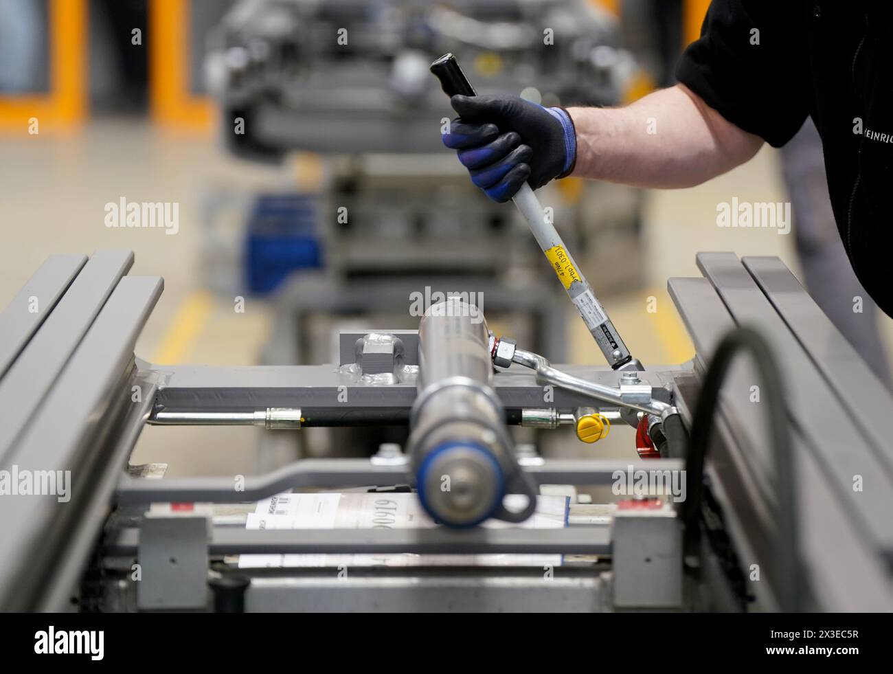 Norderstedt, Deutschland. April 2024. Ein Mitarbeiter arbeitet bei der Jungheinrich AG in der Vormontage von Hubgerüsten für Flurförderzeuge. Die Bundesagentur für Arbeit gibt im April die Statistik für den deutschen Arbeitsmarkt bekannt. Quelle: Marcus Brandt/dpa/Alamy Live News Stockfoto