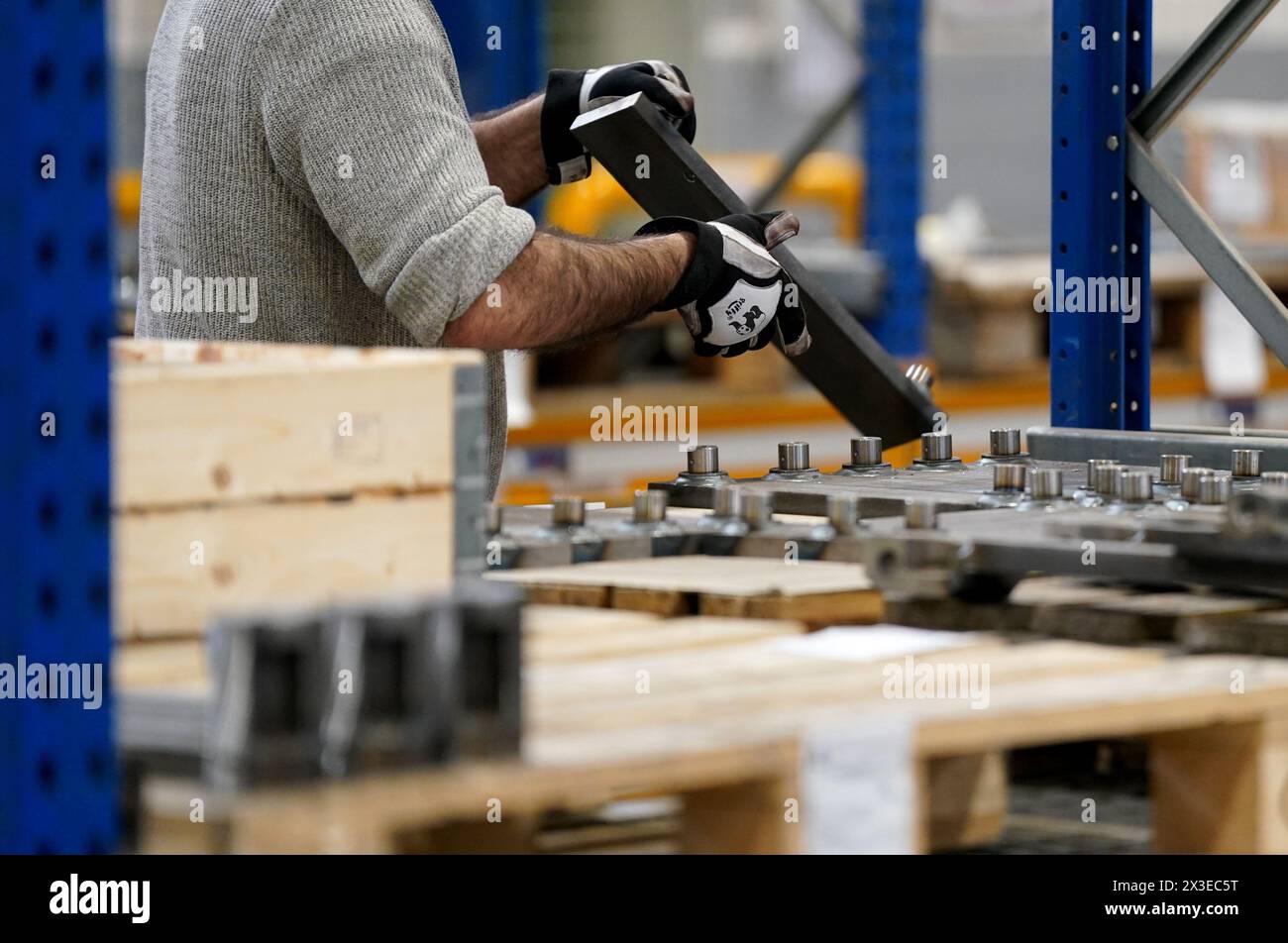 Norderstedt, Deutschland. April 2024. Ein Mitarbeiter arbeitet bei der Jungheinrich AG in der Vormontage von Hubgerüsten für Flurförderzeuge. Die Bundesagentur für Arbeit gibt im April die Statistik für den deutschen Arbeitsmarkt bekannt. Quelle: Marcus Brandt/dpa/Alamy Live News Stockfoto