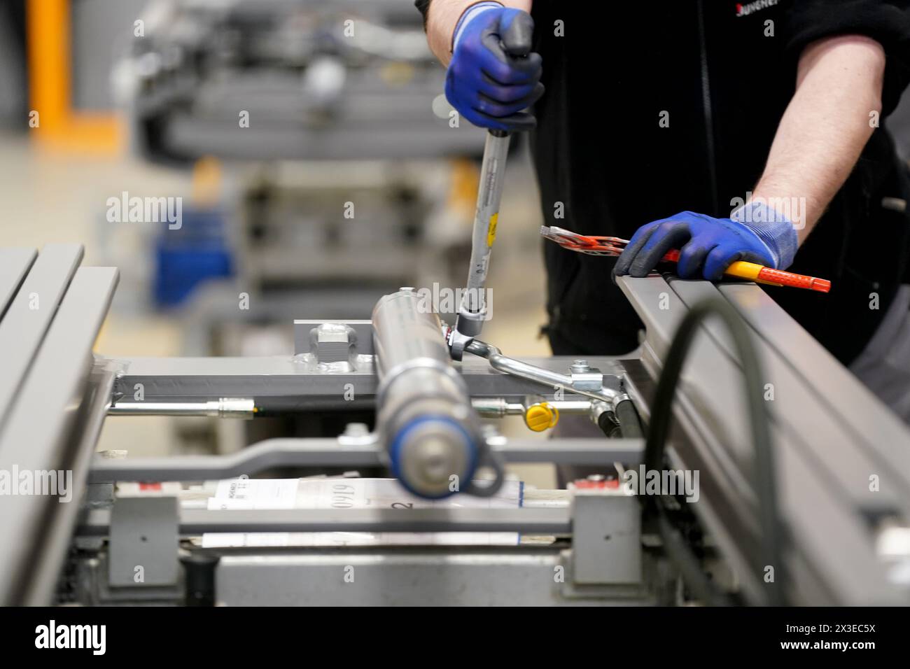 Norderstedt, Deutschland. April 2024. Ein Mitarbeiter arbeitet bei der Jungheinrich AG in der Vormontage von Hubgerüsten für Flurförderzeuge. Die Bundesagentur für Arbeit gibt im April die Statistik für den deutschen Arbeitsmarkt bekannt. Quelle: Marcus Brandt/dpa/Alamy Live News Stockfoto