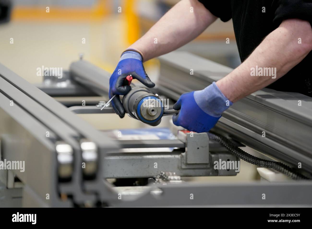 Norderstedt, Deutschland. April 2024. Ein Mitarbeiter arbeitet bei der Jungheinrich AG in der Vormontage von Hubgerüsten für Flurförderzeuge. Die Bundesagentur für Arbeit gibt im April die Statistik für den deutschen Arbeitsmarkt bekannt. Quelle: Marcus Brandt/dpa/Alamy Live News Stockfoto