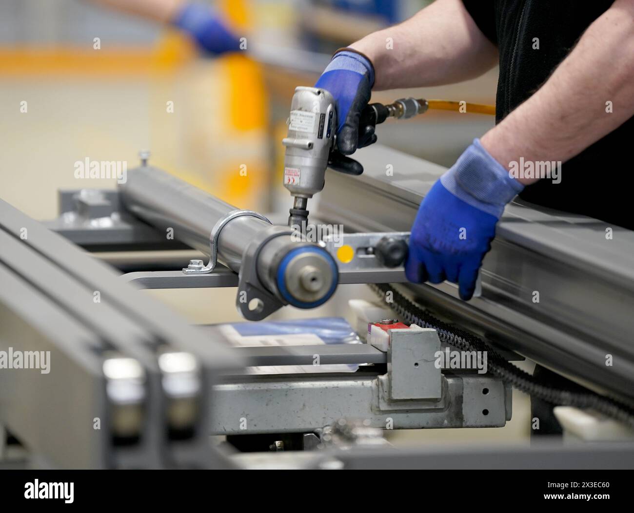 Norderstedt, Deutschland. April 2024. Ein Mitarbeiter arbeitet bei der Jungheinrich AG in der Vormontage von Hubgerüsten für Flurförderzeuge. Die Bundesagentur für Arbeit gibt im April die Statistik für den deutschen Arbeitsmarkt bekannt. Quelle: Marcus Brandt/dpa/Alamy Live News Stockfoto