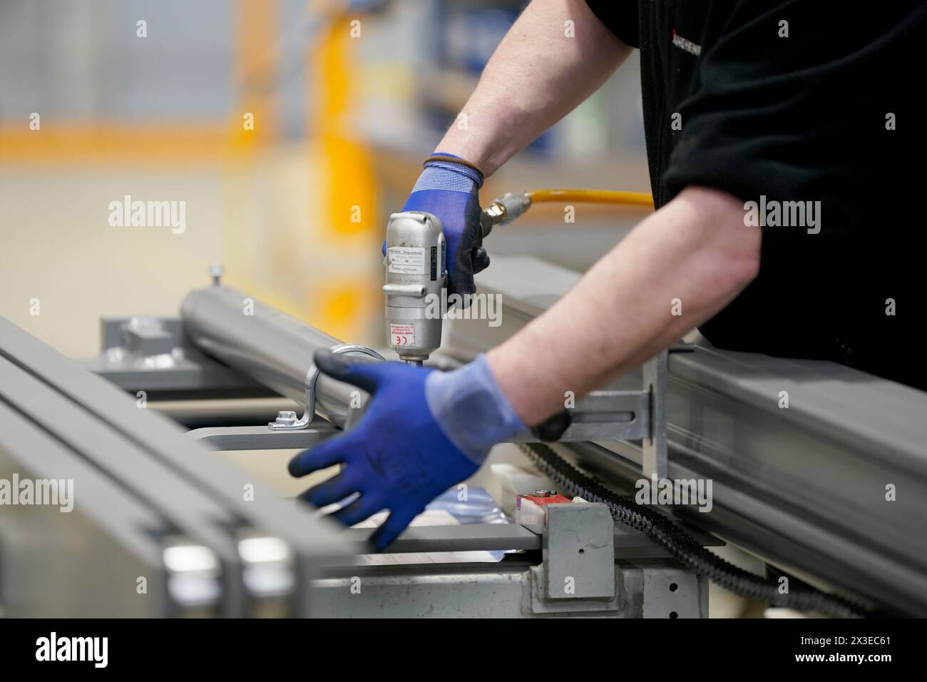 Norderstedt, Deutschland. April 2024. Ein Mitarbeiter arbeitet bei der Jungheinrich AG in der Vormontage von Hubgerüsten für Flurförderzeuge. Die Bundesagentur für Arbeit gibt im April die Statistik für den deutschen Arbeitsmarkt bekannt. Quelle: Marcus Brandt/dpa/Alamy Live News Stockfoto
