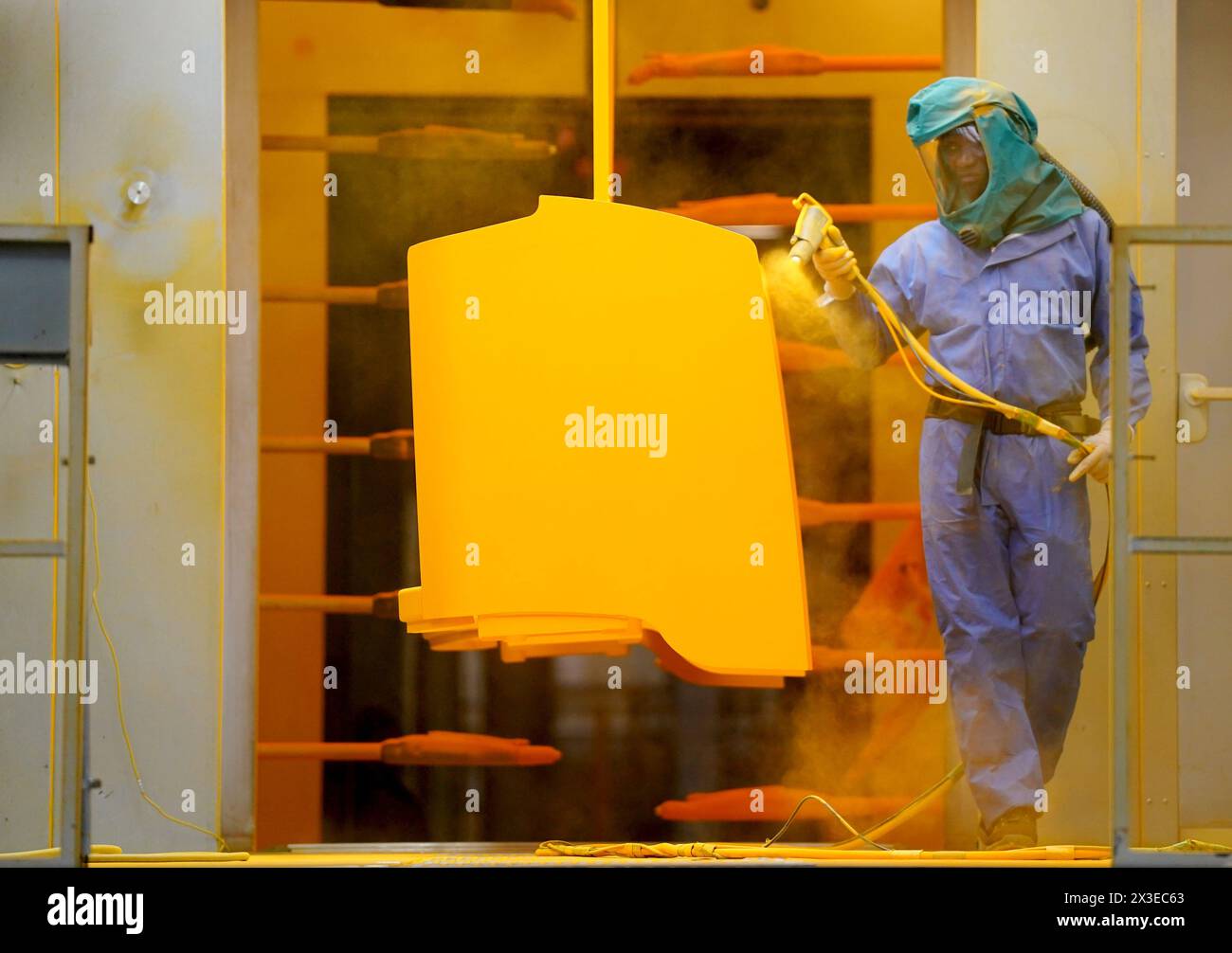 Norderstedt, Deutschland. April 2024. Bei der Jungheinrich AG arbeitet ein Mitarbeiter im Bereich Atemschutzkleidung in der Pulverbeschichtung in der Produktion von Flurförderzeugen. Die Bundesagentur für Arbeit gibt im April die Statistik für den deutschen Arbeitsmarkt bekannt. Quelle: Marcus Brandt/dpa/Alamy Live News Stockfoto