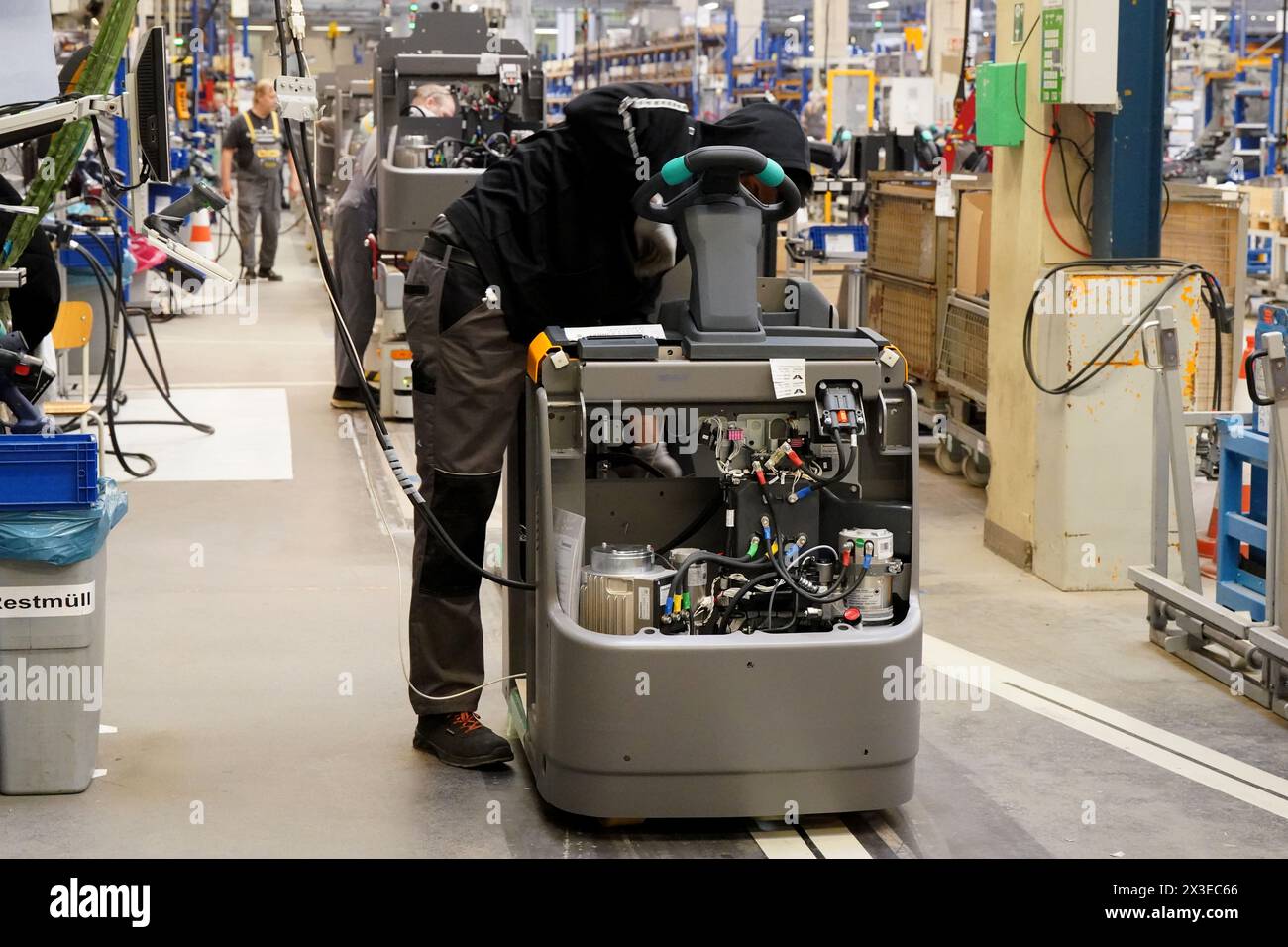Norderstedt, Deutschland. April 2024. Mitarbeiter arbeiten an der Montagelinie für Flurförderzeuge der Jungheinrich AG. Die Bundesagentur für Arbeit gibt im April die Statistik für den deutschen Arbeitsmarkt bekannt. Quelle: Marcus Brandt/dpa/Alamy Live News Stockfoto