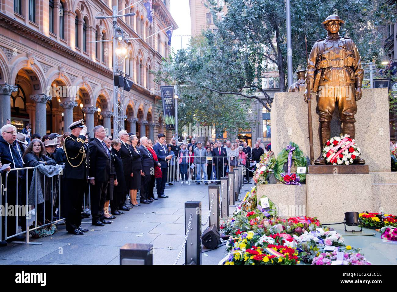 Sydney, Australien. April 2024. Gouverneur von New South Wales und die Vice Regal Party hören die australische Nationalhymne während des Sunset Service am 25. April 2024 im Martin Place Cenotaph in Sydney, Australien Credit: IOIO IMAGES/Alamy Live News Stockfoto