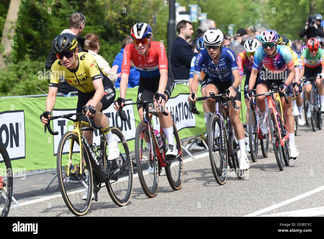 Eva van Agt (links) vom Team Visma-Lease a Bike, gefolgt von Vollering, Kastelijn und Niewiadoma Stockfoto