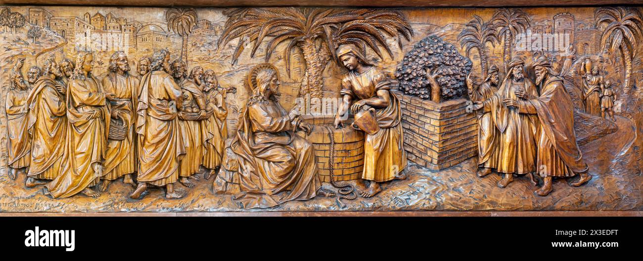 MAILAND, ITALIEN - 5. MÄRZ 2024: Das geschnitzte Relief von Jesus Dialog mit der Samaritanerin in der Kirche Chiesa di San Camillo von Annibale Pagnoni Stockfoto