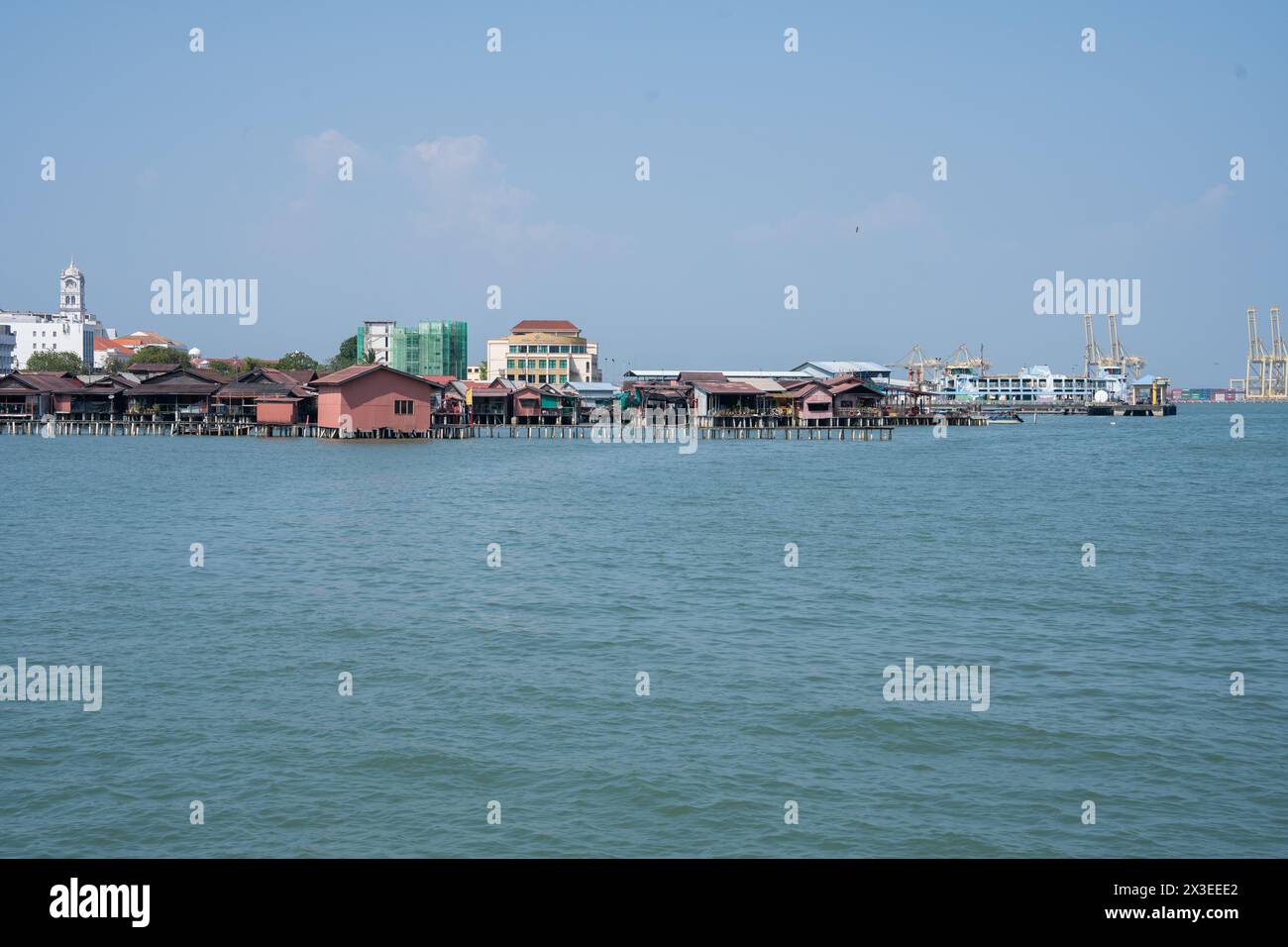 Chew Jetty auf Penang in Malaysia ist ein Ort mit Holzhäusern auf wilden Bauten und Piers im Wasser Stockfoto