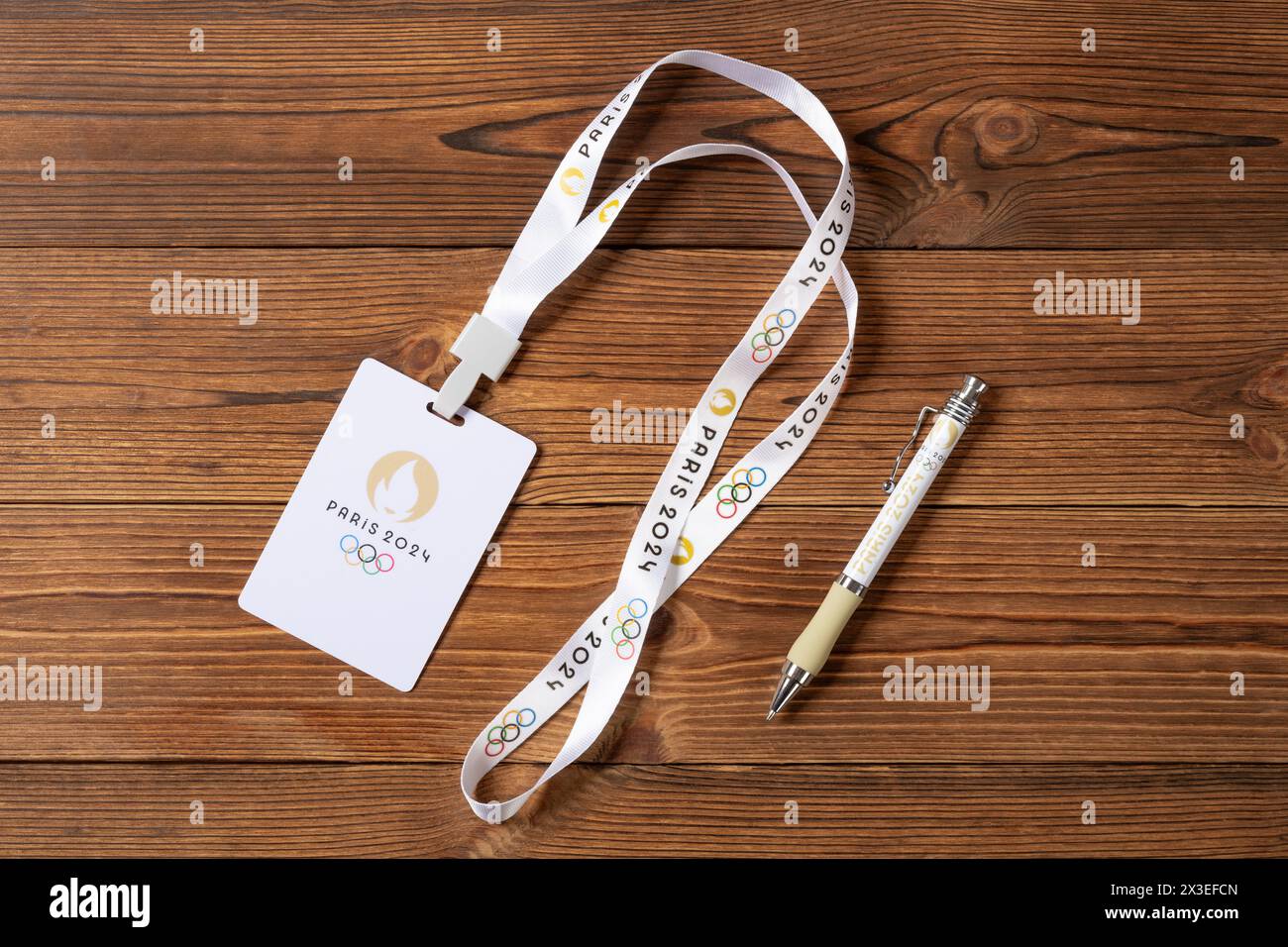 ZHONGSHAN China-24. April 2024: Olympische Spiele 2024 IC-Kartenkugel in horizontaler Komposition. Stockfoto