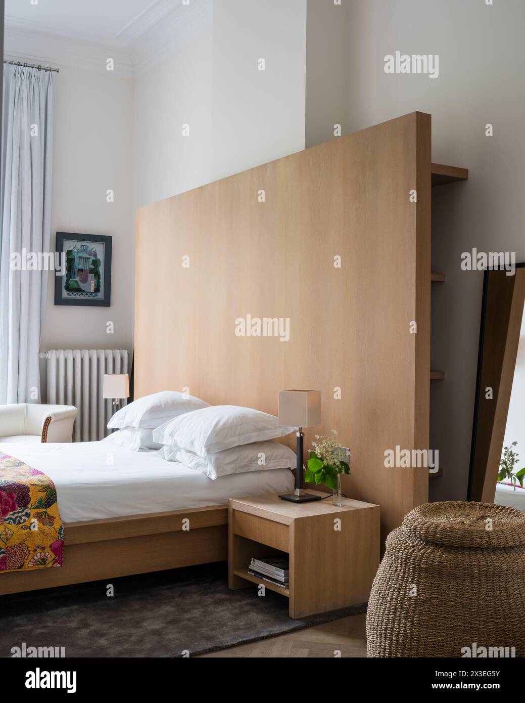 Großes hölzernes Kopfteil in einem stilvollen Apartment in Brüssel, Belgien, Europa Stockfoto