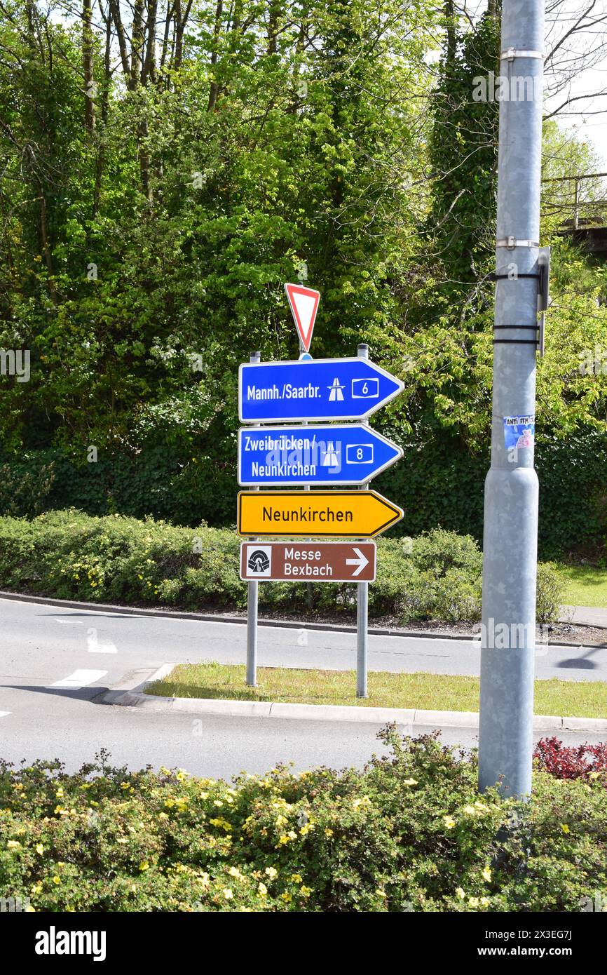 Wegweiser zur Autobahn bei Saarbrücken Stockfoto