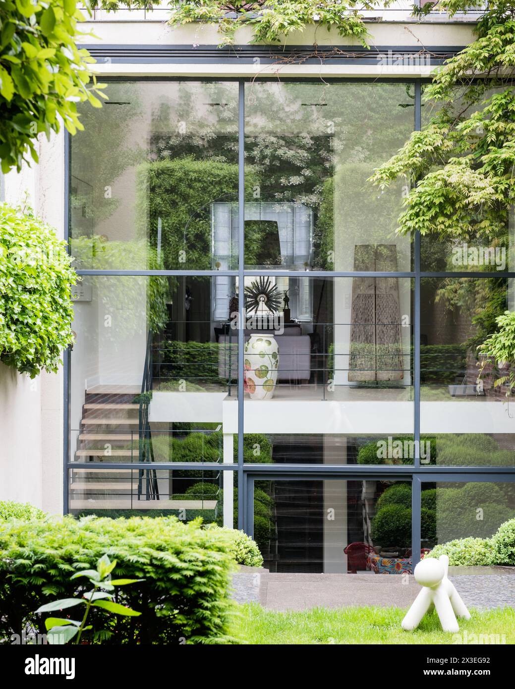 Glasfassade des stilvollen Brüsseler Apartments, Belgien, Europa. Stockfoto