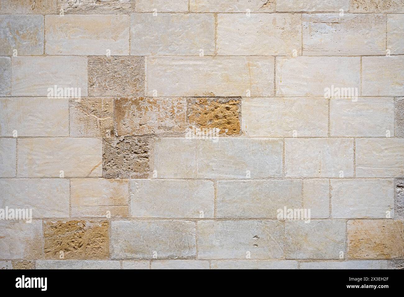 Hintergrund einer alten Steinmauer aus großen rechteckigen Blöcken Stockfoto