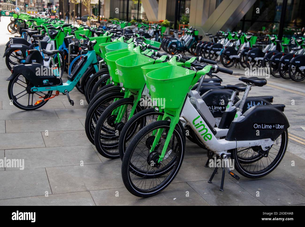 Lime Bike Station/Hub in London. Gegründet 2017 in San Francisco, gibt es derzeit rund 30.000 Leihfahrräder, die auf Londons Straßen liegen. Stockfoto