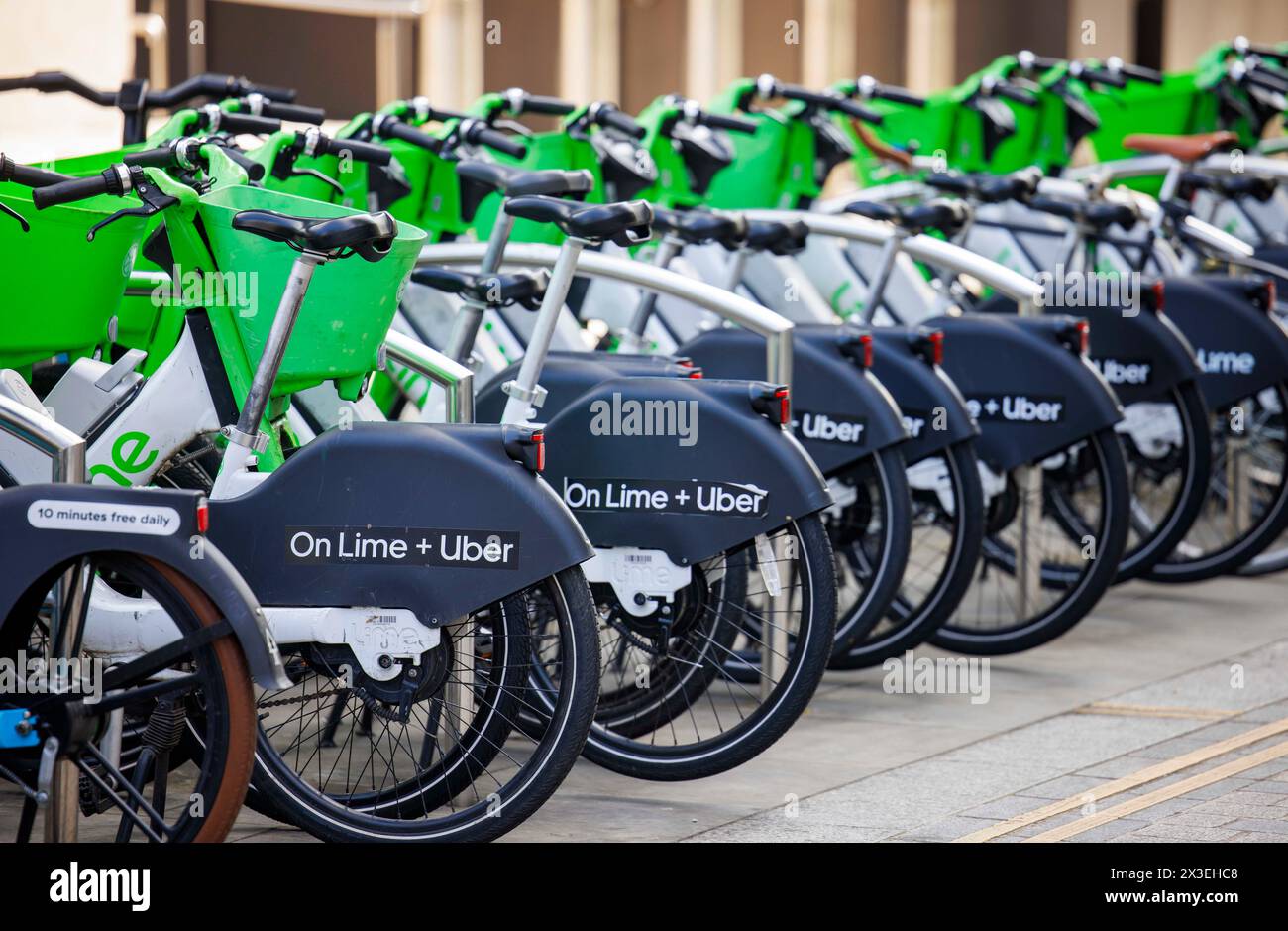 Lime Bike Station/Hub in London. Gegründet 2017 in San Francisco, gibt es derzeit rund 30.000 Leihfahrräder, die auf Londons Straßen liegen. Stockfoto