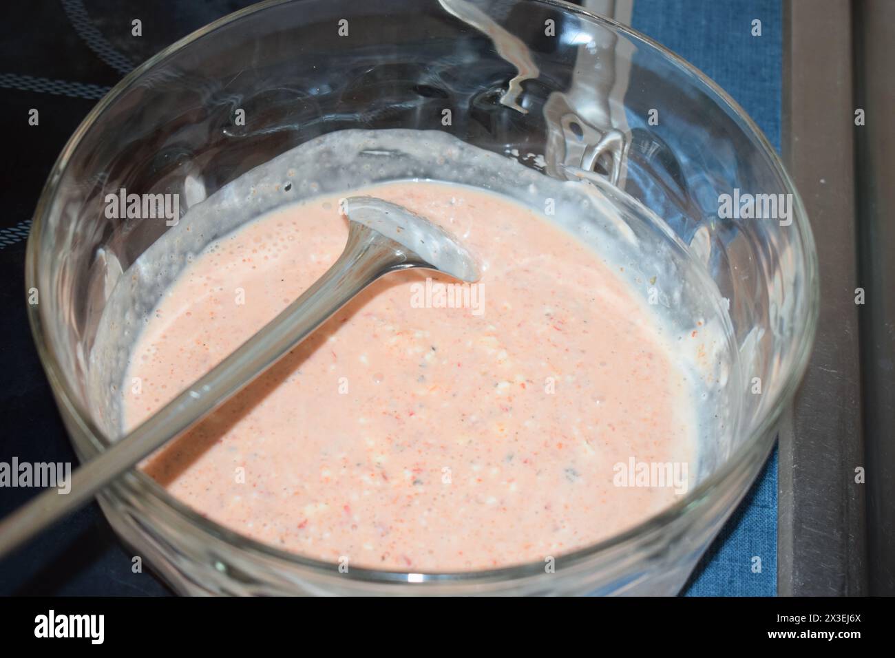 Cremesauce in einer Schüssel Stockfoto