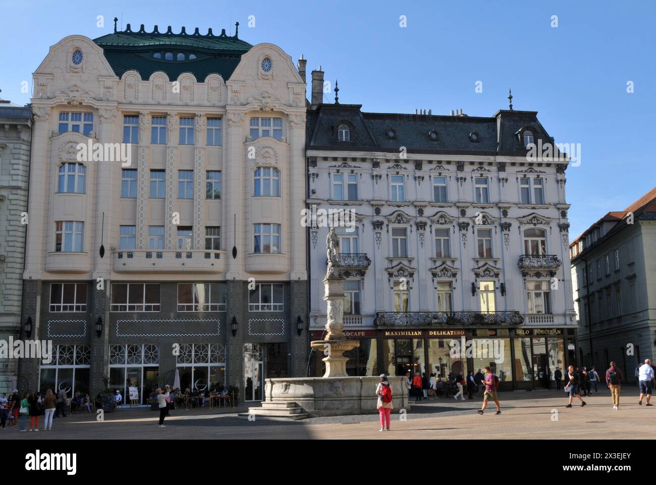 Historische Gebäude und der Maximilian-Brunnen auf dem Hauptplatz von Bratislava. Stockfoto