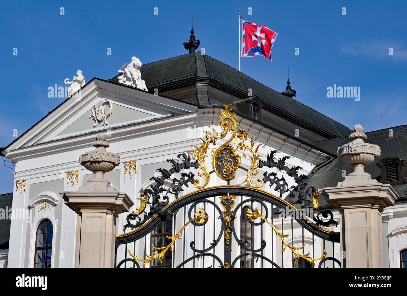 Reich verziertes Eingangstor am historischen Grassalkowitsch-Palast in Bratislava, heute Residenz des Präsidenten der Slowakei. Stockfoto