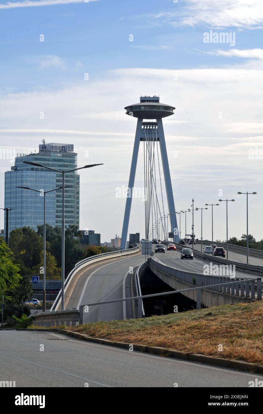 Fahrzeuge fahren über die Donau auf der SNP-Brücke Bratislavas, oft UFO-Brücke genannt. Stockfoto