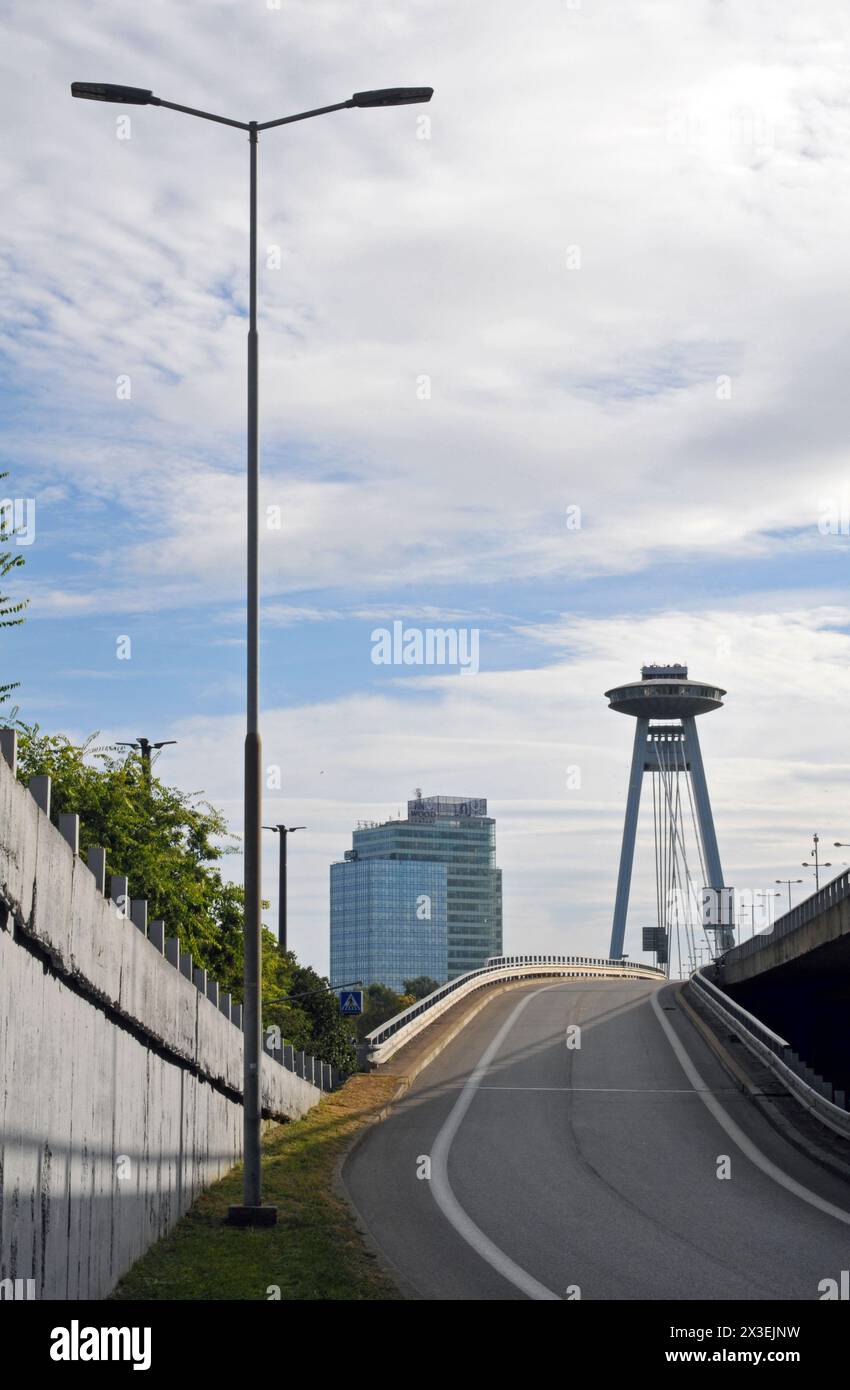 Die SNP-Brücke oder UFO-Brücke in Bratislava überquert die Donau und verfügt über eine Aussichtsplattform und ein Restaurant. Stockfoto