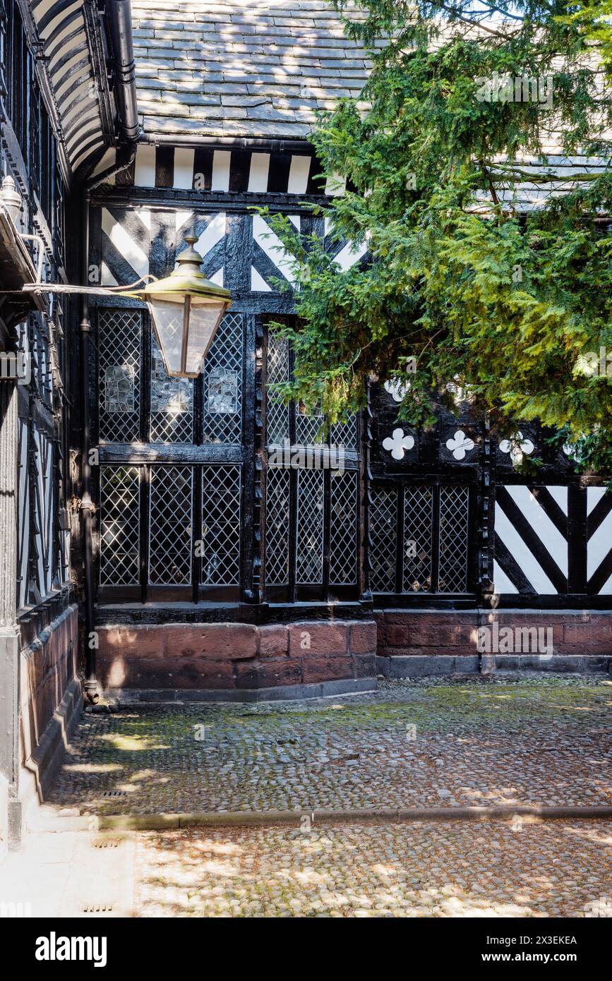 Dekorative Außenseite aus Flechtwerk in Speke Hall, das unter der Denkmalschutzliste des National Trust Tudor Manor House, Liverpool, England, Großbritannien. Stockfoto