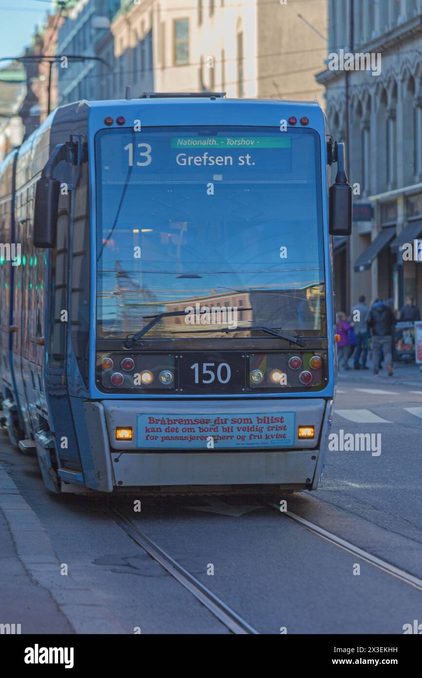 Oslo, Norwegen 29. Oktober 2016 Vorderansicht der blauen Straßenbahn Nr. 13 öffentliche