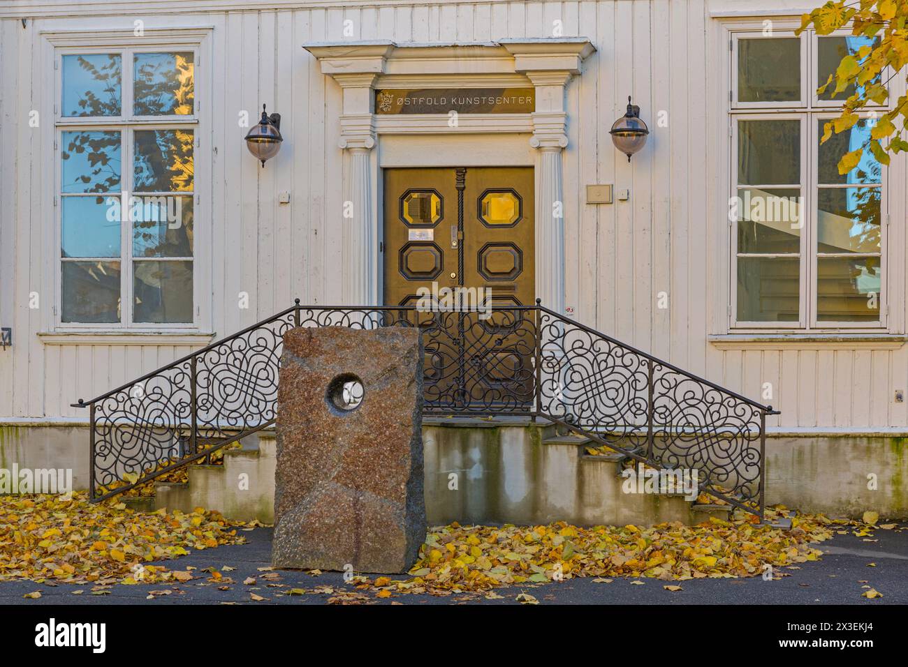 Fredrikstad, Norwegen - 28. Oktober 2016: Eintritt zum Ostfold Art Center am Herbsttag der Ferjestedsveien Street. Stockfoto