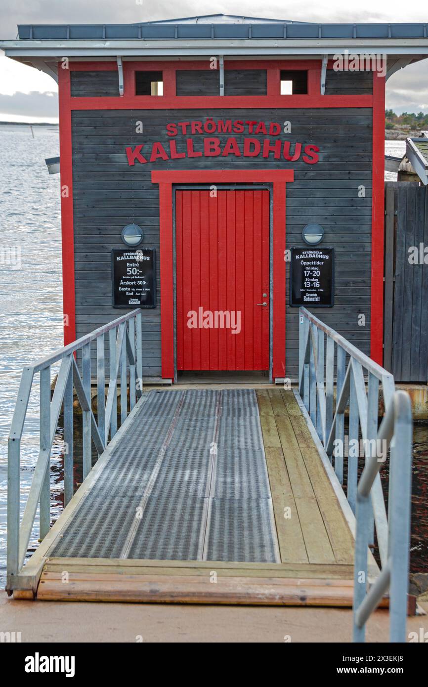 Stromstad, Schweden - 1. November 2016: Schwimmendes Schwimmbad im Freien, schwimmendes Gebäude am Meer verankert. Stockfoto