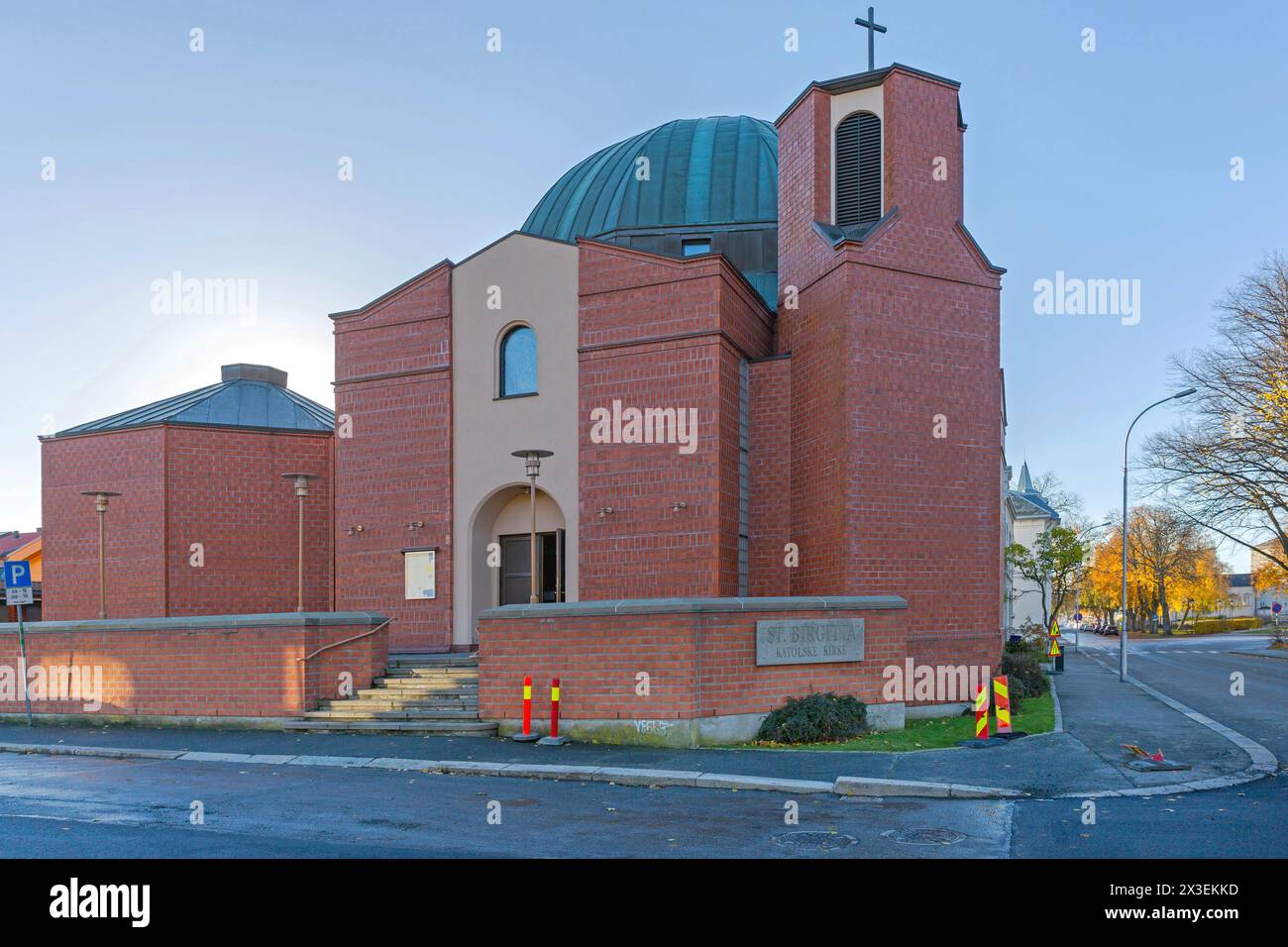 Fredrikstad, Norwegen - 28. Oktober 2016: St. Birgitta Catholic Church Red Bricks Building am Herbsttag. Stockfoto