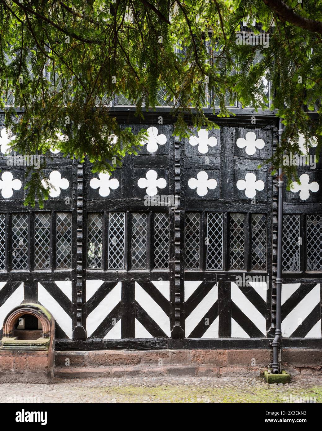 Dekorative Außenseite aus Flechtwerk in Speke Hall, das unter der Denkmalschutzliste des National Trust Tudor Manor House, Liverpool, England, Großbritannien. Stockfoto