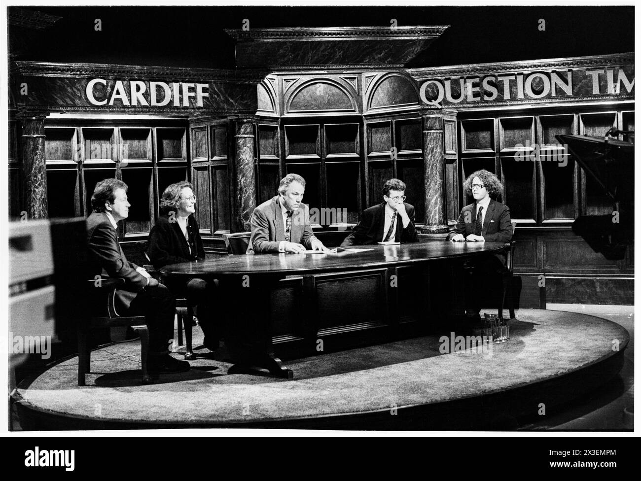 PETER SISSONS, REHEARSALS, QUESTION TIME, 1993: Journalismusstudenten stehen am 18. März 1993 in den Culverhouse Cross ITV Studios in Cardiff, Wales für die Diskussionsteilnehmer mit Peter Sissons bei den Proben für die Aufnahme der Fragestunde. Die Podiumsdiskussion für die Show war: Gordon Brown, John Harvey-Jones, David Hunt, Ieuan Wyn Jones. INFO: Question Time, ein BBC-Fernsehprogramm für aktuelle Angelegenheiten, bietet eine Plattform für politische Debatten und Diskussionen. Seit 1979 wird es von einer Jury aus Politikern, Journalisten und Persönlichkeiten des öffentlichen Lebens ausgestrahlt, die einen lebhaften Austausch über aktuelle Themen der Nation führen. Stockfoto