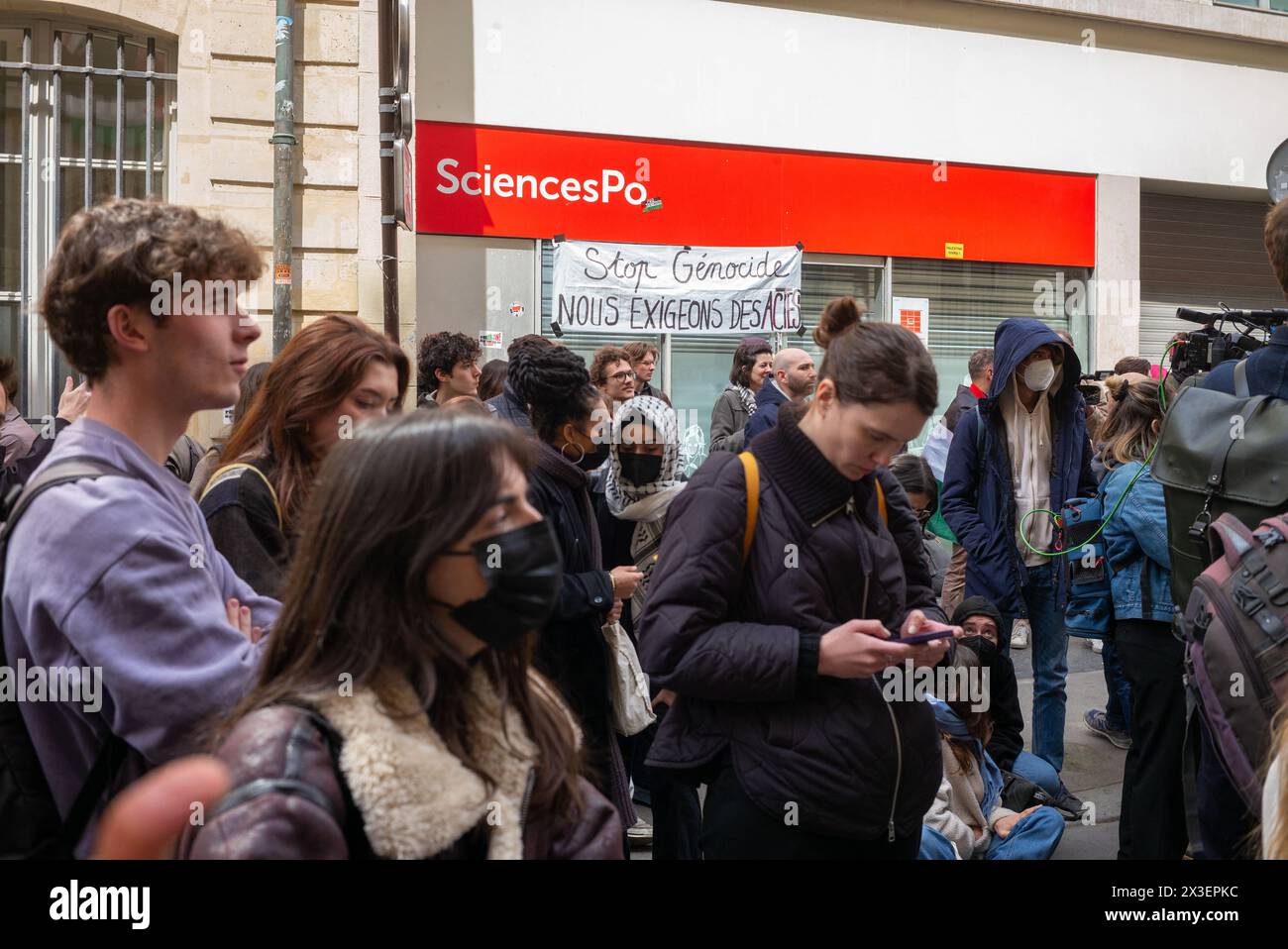 Paris, Frankreich. April 2024. Illustration von Pro-Palästina-Demonstranten und Aktivisten, die am 26. April 2024 die Besetzung des Science Po Paris-Gebäudes in Paris, Frankreich, unterstützten. Nach einer Evakuierung des Science Po Paris-Gebäudes durch die Polizei wird die Schule in der Rue Saint Guillaume in Paris wieder von etwa 60 pro-palästinensischen Schülern besetzt, die den Eingang zum Gebäude mit Barrikaden blockierten. Foto: Pierrick Villette/ABACAPRESS.COM Credit: Abaca Press/Alamy Live News Stockfoto