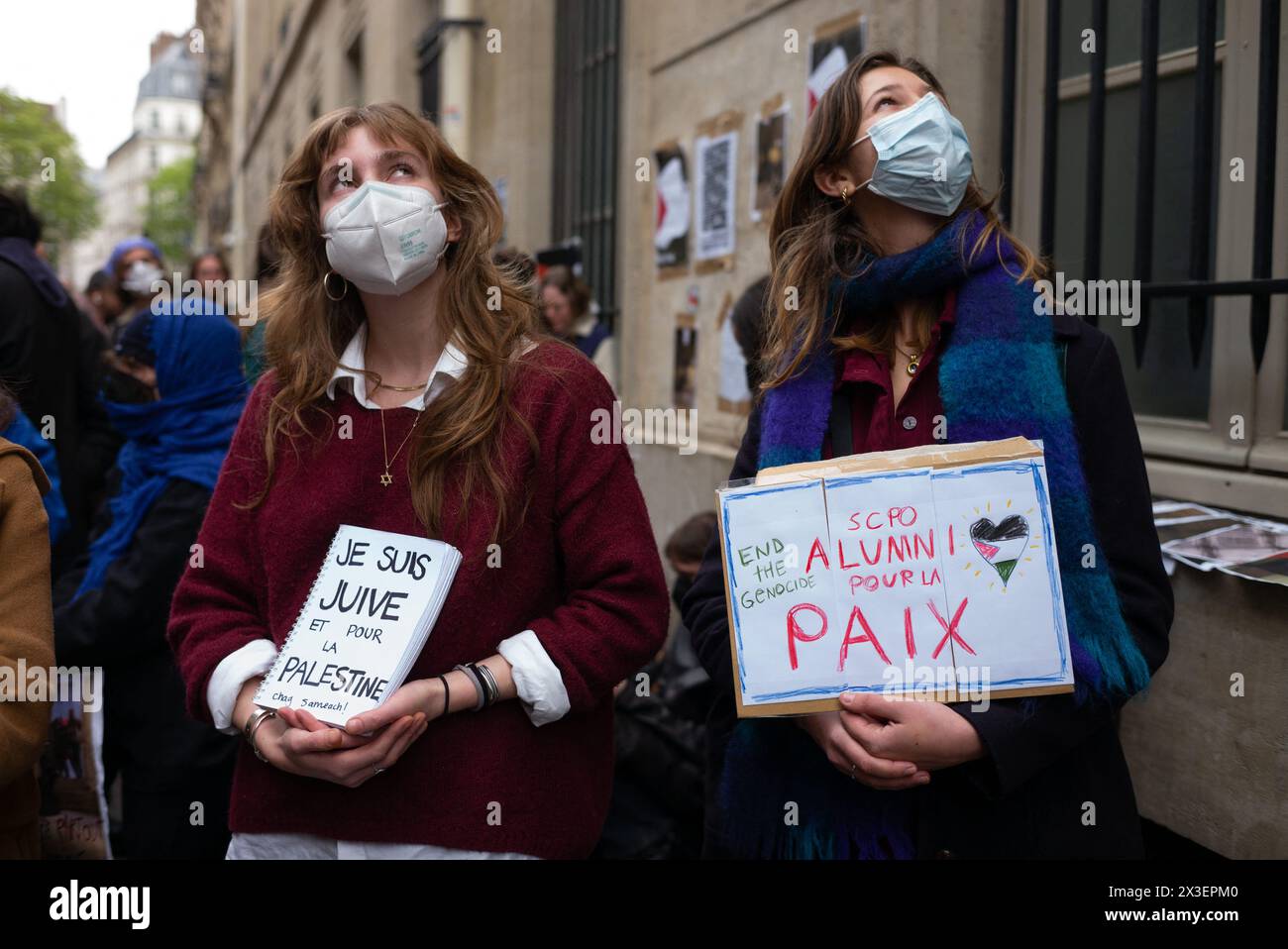 Paris, Frankreich. April 2024. Illustration von Pro-Palästina-Demonstranten und Aktivisten, die am 26. April 2024 die Besetzung des Science Po Paris-Gebäudes in Paris, Frankreich, unterstützten. Nach einer Evakuierung des Science Po Paris-Gebäudes durch die Polizei wird die Schule in der Rue Saint Guillaume in Paris wieder von etwa 60 pro-palästinensischen Schülern besetzt, die den Eingang zum Gebäude mit Barrikaden blockierten. Foto: Pierrick Villette/ABACAPRESS.COM Credit: Abaca Press/Alamy Live News Stockfoto