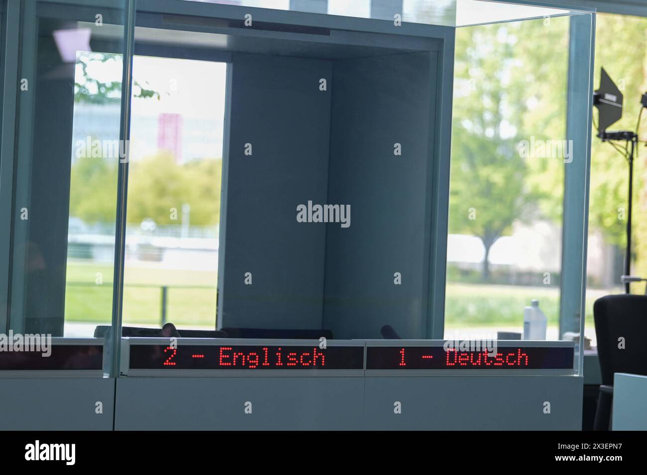 Berlin, Deutschland 26. April 2024: Presseerklärungen von Bundeskanzler Scholz und NATO-Generalsekretär Stoltenberg - 26.04.2024 im Bild: Übersetzerkabinen mit Schriftzug Englisch/Deutsch für den Sprachkanal *** Berlin, Deutschland 26 April 2024 Pressemitteilungen von Bundeskanzler Scholz und NATO-Generalsekretär Stoltenberg 26 04 2024 im Bild Übersetzerkabinen mit Schriftzug Englisch Deutsch für den Sprachkanal Copyright: xFotostandx/xReuhlx Stockfoto