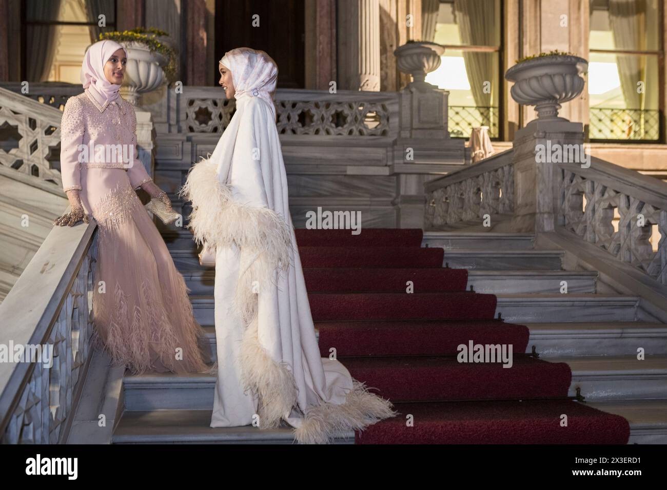 Istanbul, Türkei. April 2024. Die Models Awdah Modammed (L) und Halima Aden (R) nehmen an der Begrüßungsnacht für die Istanbul Modest Fashion Week 2024 Teil, die von Think Fashion im Ciragan Palace in Istanbul organisiert wird. Quelle: SOPA Images Limited/Alamy Live News Stockfoto