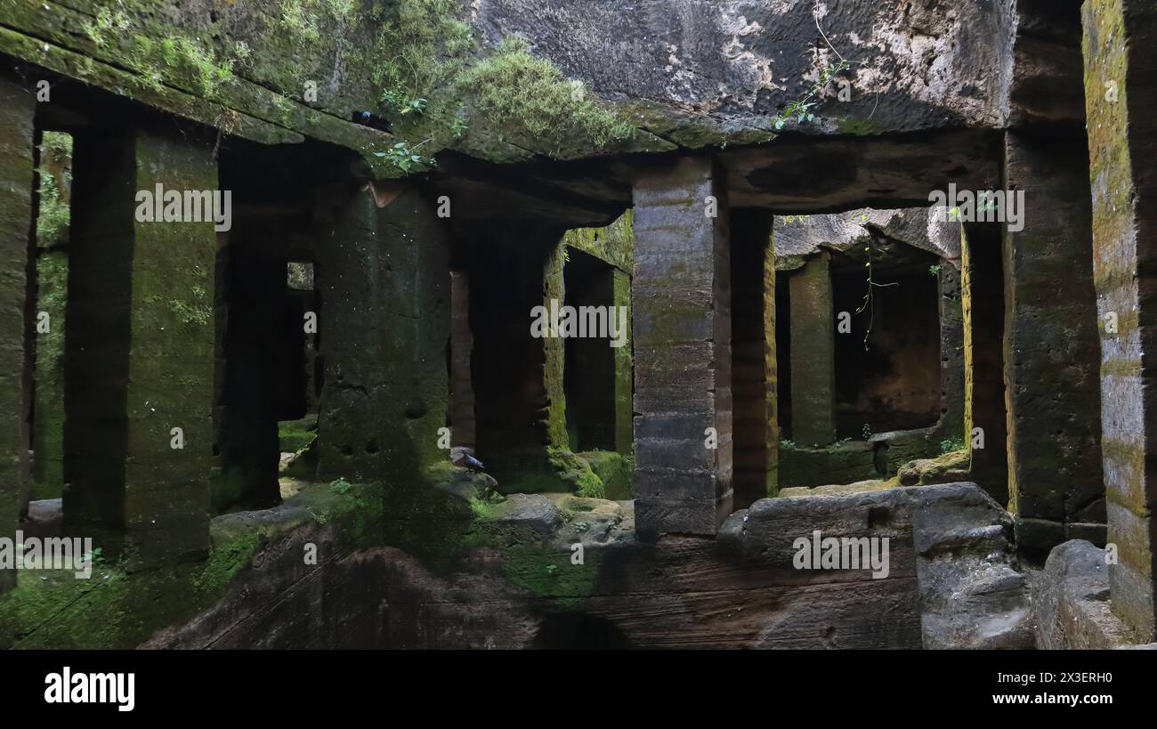 Wunderschöner Blick auf die Khapara Kodiya Höhlen, die aus dem 3. Bis 4. Jahrhundert v. Chr. stammen. Während Der Zeit Von König Ashoka, Junagarh, Gujarat, Indien. Stockfoto