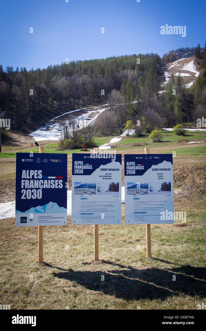 Villeneuve La Salle, Frankreich. April 2024. Schilder, die erklären, wie der Ort organisiert wird, befinden sich am Fuße des zukünftigen Olympiastandorts Serre-Chevalier. Foto: Thibaut Durand/ABACAPRESS.COM Credit: Abaca Press/Alamy Live News Stockfoto