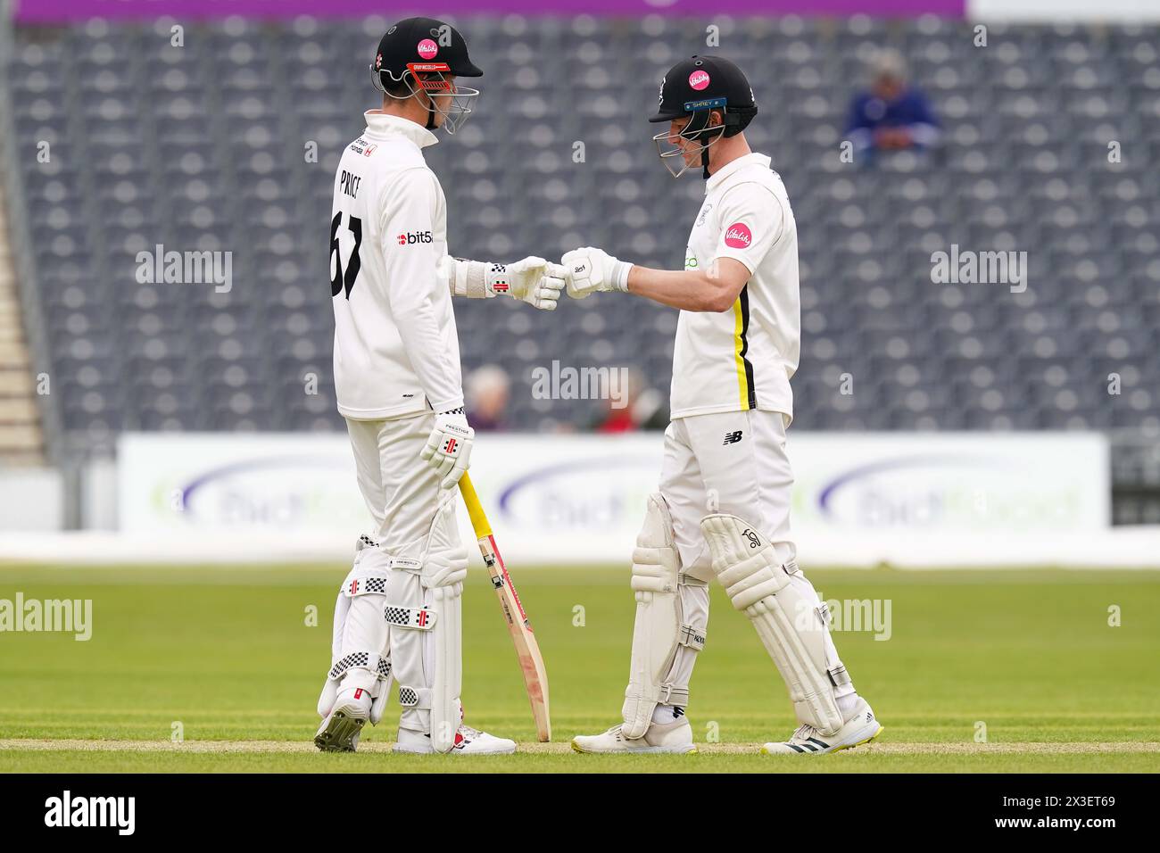 Bristol, Großbritannien, 26. April 2024. Cameron Bancroft und Ollie Price schlagen während des Spiels der Vitality County Championship Division zwei zwischen Gloucestershire und Middlesex. Quelle: Robbie Stephenson/Gloucestershire Cricket/Alamy Live News Stockfoto